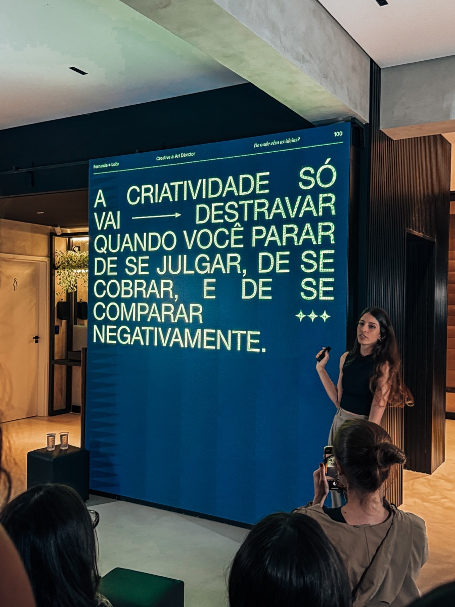 Slide de Fernanda Leite no REVERB: a criatividade só destrava quando você para de se julgar