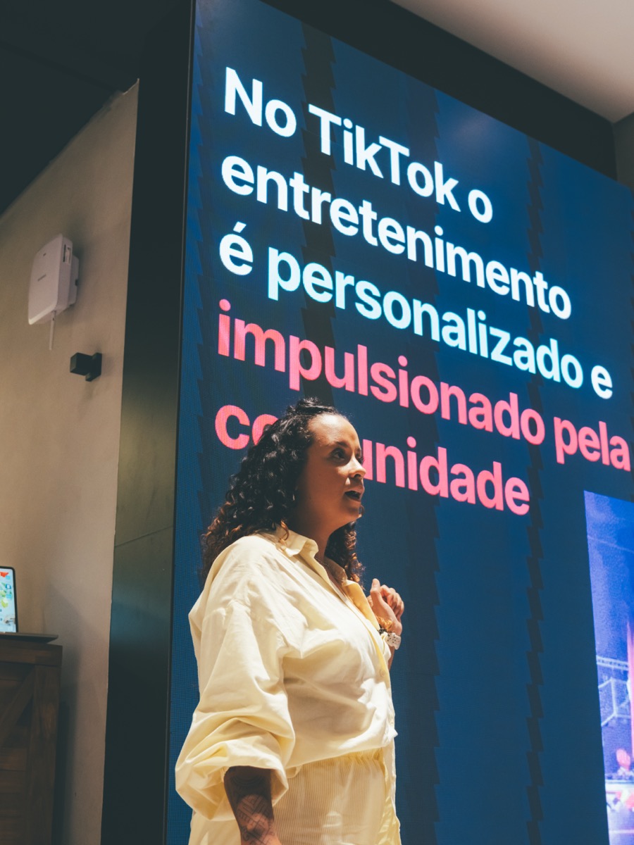 Paula apresentando no REVERB da Arpejo