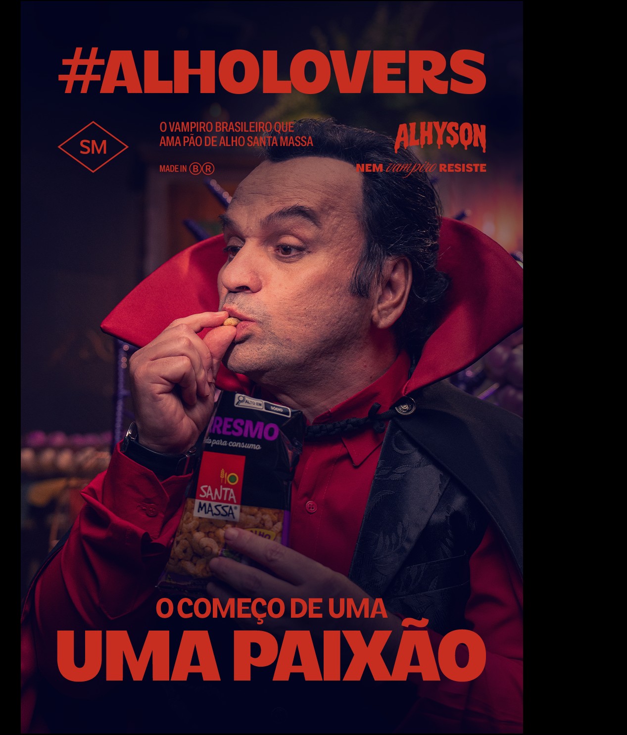 Pôster #AlhoLovers com o ator interpretando o Conde Alhyson comendo torresmo Santa Massa